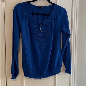 Blue top with v-neck tie & design on the front 💙